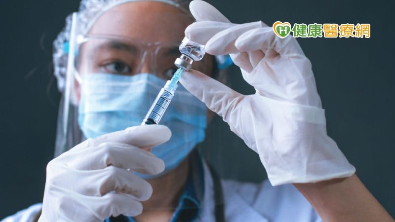 高端疫苗是蛋白質次單元疫苗（Protein subunit vaccines），是指利用基因重組技術，製作出病毒表面的「棘蛋白」再打入人體，讓免疫系統產生反應。棘蛋白是新冠病毒表面的一種蛋白，它的原始功能是和人體細胞表面的ACE接受器結合結合。結合以後，就像用鑰匙解鎖一樣，細胞就會開門，病毒便能進到細胞，利用細胞內的工具繁殖更多的病毒。