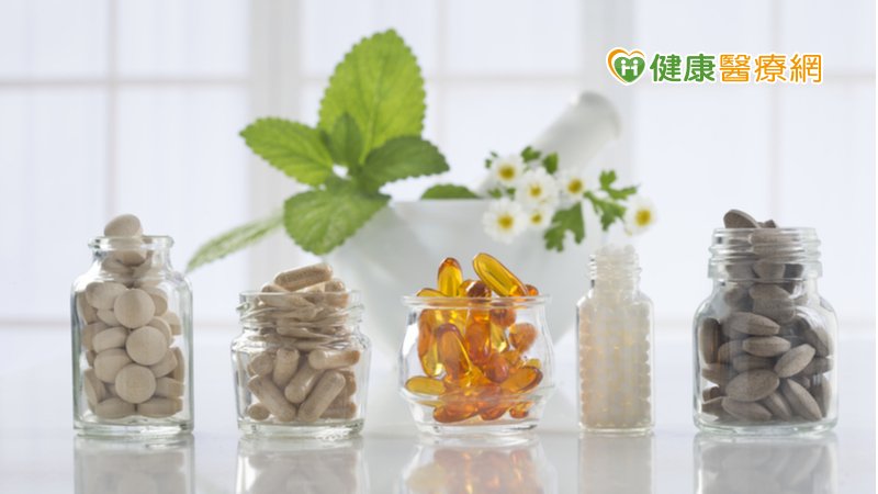 SNQ標章的保健食品在審查申請中，除了確保產品訴求和配方組合的邏輯是否合理，也會針對有效成分是否清楚標示、最終產品的安全和功效檢測等各項目，為民眾嚴謹把關。
