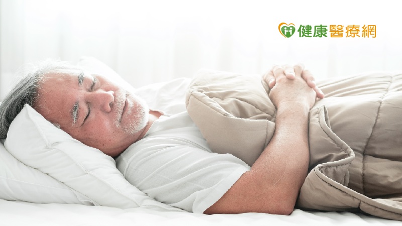 在美國醫學會雜誌·神經病學上的一項研究表明，老年人的睡眠時間會影響他們的大腦健康。研究發現在晚年睡眠中斷很常見，睡眠問題與認知功能的變化有關，包括學習、思考、推理、解決問題、決策、記憶和注意力的心理能力。