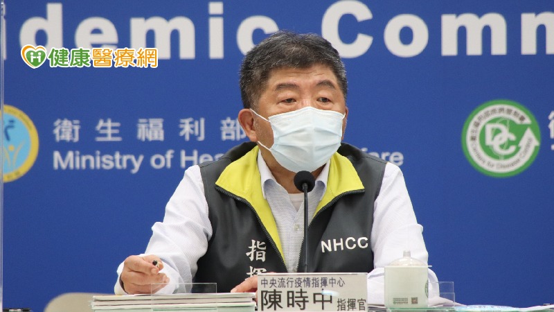 中央流行疫情指揮中心指揮官陳時中於6日宣布第二劑疫苗施打原則，其中65歲以上採取雙軌制，滿10週就可以自行上平台登記或由政府預約，對於有數位落差的長輩，也會將第二劑名冊提供給地方政府，代為預約避免遺漏。