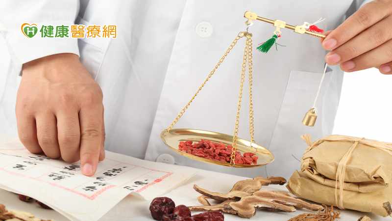 預防新冠肺炎可透由中藥茶飲、穴位按壓來清熱減毒、提升免疫力。
