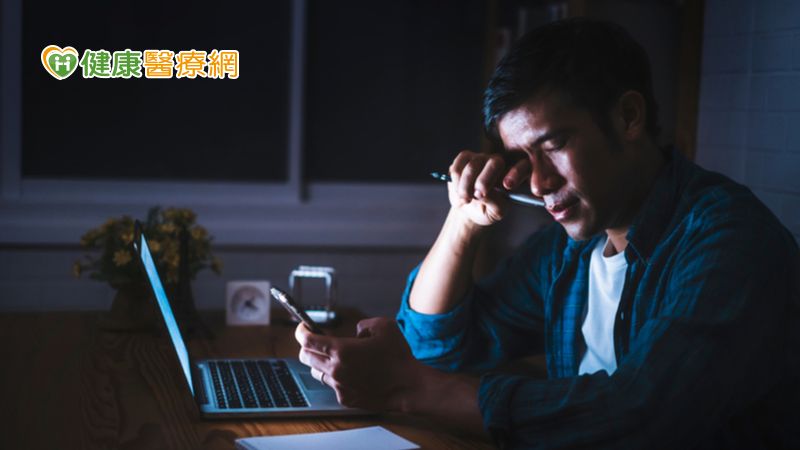 長期居家生活容易讓人晚睡、作息不正常的行為，導致免疫力下降，容易引發細菌、黴菌入侵體內。