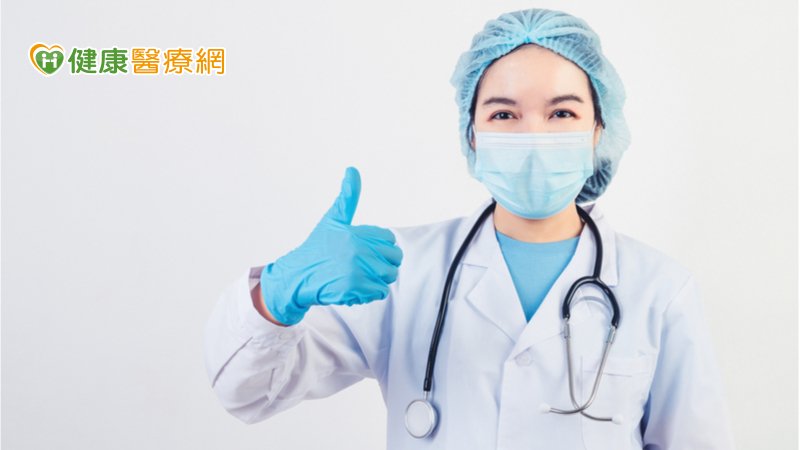為了感謝醫護人員的辛勞，臺中榮總與農糧署合作特別致贈花束，感謝這一年多來在疫情風暴下努力抗疫的醫護及檢驗人員。