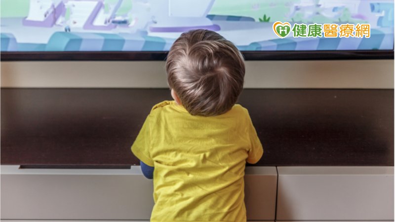 孩子歪頭看電視、離螢幕近是近視？　當心「弱視」影響雙眼
