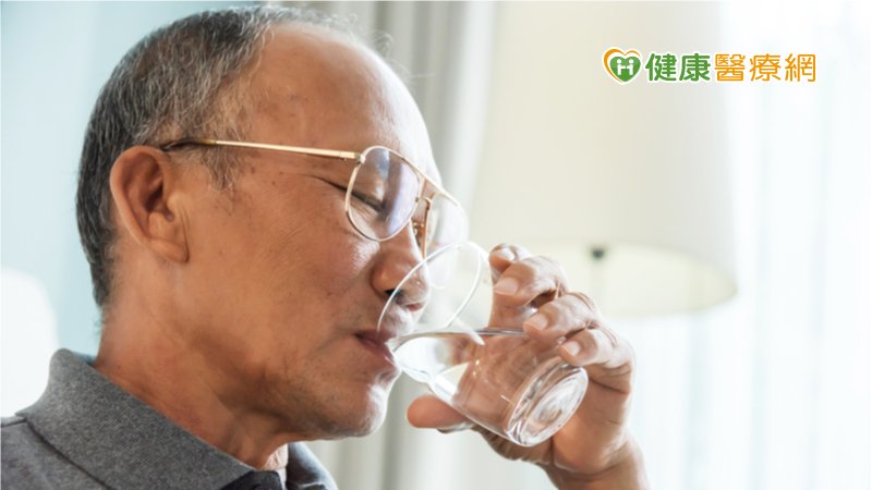 肺積水的主要原因有上述的「心因性」及「腎因性」，為了避免發生肺積水，這心臟病患、腎臟病患的飲水量都要控制，補水時也要分開時段喝，不要集中在短時間喝完，也不要因為打了疫苗就更動喝水現況。