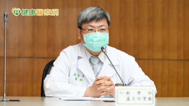 為了預防輕中症患者演變為重症，台大醫院從6月國內引進單株抗體藥物作為治療藥物。盛望徽主任說明，自6月17日至7月24日有16位病人用過單株抗體，年齡在24至81歲，7位大於65歲，共病包括高血壓、糖尿病、慢性腎病、慢性肝病、癌症、中風、懷孕等，其中四位有兩項以上的危險因子。使用單株抗體治療後，只有兩人發生缺氧，但無一人使用呼吸器或其他侵入性治療，其中13人已出院，住院改善中有3位。