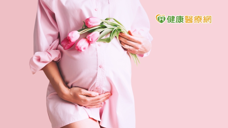 高齡懷孕有很高的妊娠風險，包括糖尿病、高血壓等，甚至大出血等問題讓很多人相當恐懼。知名生殖醫學中心陳菁徽醫師指出，40多歲的活產只有10-20％，對此族群來說，試管嬰兒較辛苦，其受挫的機率較大。