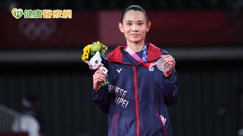 戴資穎於2020東京奧運中獲得女子單打羽球銀牌，領獎時眼神難掩落寞（圖／體育署提供）