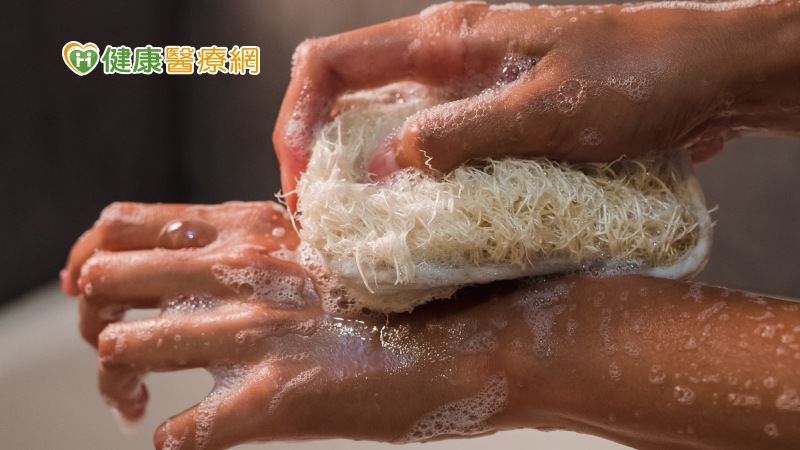 談到「勤洗手」可能衍伸的皮膚問題，臨床上常見包含手部濕疹或汗皰疹惡化、刺激性皮膚炎以及慢性甲溝炎等。