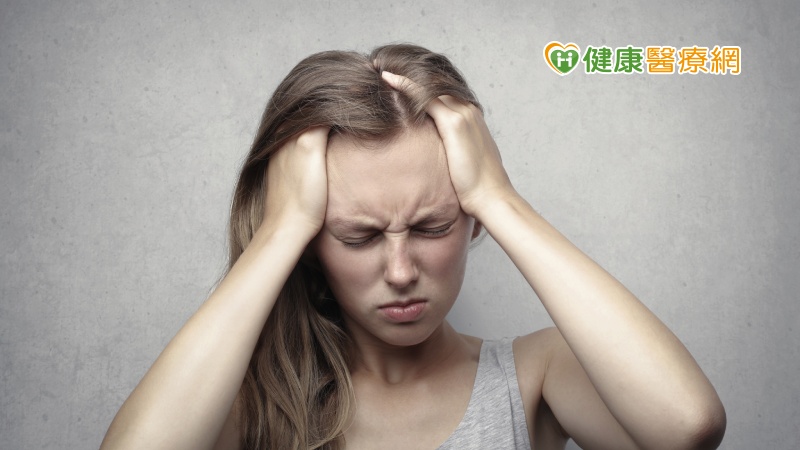 脂漏性皮膚炎在頭皮、眉毛、前額、鼻翼兩側、耳後、前胸後背都有可能發生，症狀可見皮膚泛紅、出油、脫屑、搔癢