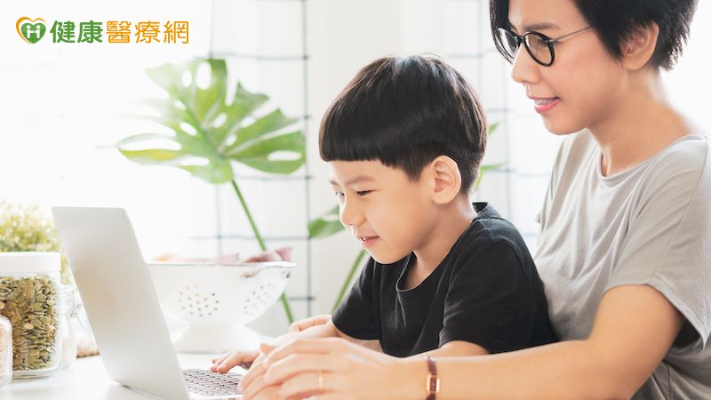 家扶基金會社資處處長林秀鳳表示，家長應主動關心身邊孩子的網路使用習慣，適時討論網路安全議題、教導網路使用的安全守則。