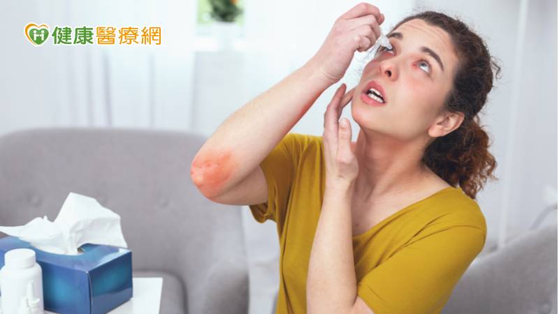 48歲女性在八月中旬施打莫德納疫苗後四天，突然發生眼睛像兔子眼一樣紅、痛、畏光、流淚，經診斷為急性虹彩炎。醫師懷疑與疫苗接種高度相關，已通報Covid-19疫苗接種不良反應事件。