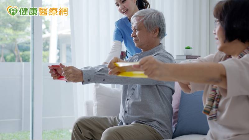 58歲的江先生，自去年開始洗腎，上樓梯時不慎跌倒送至急診，診斷為創傷性腦出血及顱骨骨折。住院期間因久臥於床，薦骨有一處壓瘡，身體的肌力明顯下降且有肌肉萎縮的情況；出院後，因無法維持坐姿平衡，導致日常活動均需要太太協助，造成太太照顧上的壓力，也導致江先生無法自行到院復健治療，故尋求復健部幫忙，希望能透過居家復能，讓家屬可協助轉位至自家車，搭乘自家車出門，進而可以順利銜接到院門診復健。
