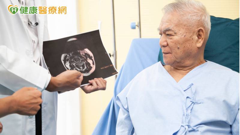國際失智症協會(Alzheimer’s Disease International , ADI)發表2021全球失智症報告，報告中估計全球有4100萬失智者尚未被診斷出來，而未來新檢測及療法的突破，可能導致「診斷需求海嘯」很快來襲。