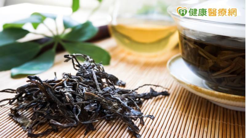 科學證實普洱茶湯可防蛀牙！9月8日興大舉辦新品發表會，以臺灣國產茶為特色，發表兩項國內首見的新創生技產品：（一）熷茶普洱漱口水；（二）自然農法熷茶粉。興大團隊發現，普洱茶與烏龍茶相較，多了水解型鞣酸單寧－消脂素(strictinin)，可抑制生物膜的形成，達到預防蛀牙的作用，成果將於10月刊登於國際期刊《牙醫科學期刊》(Journal of Dental Sciences)。