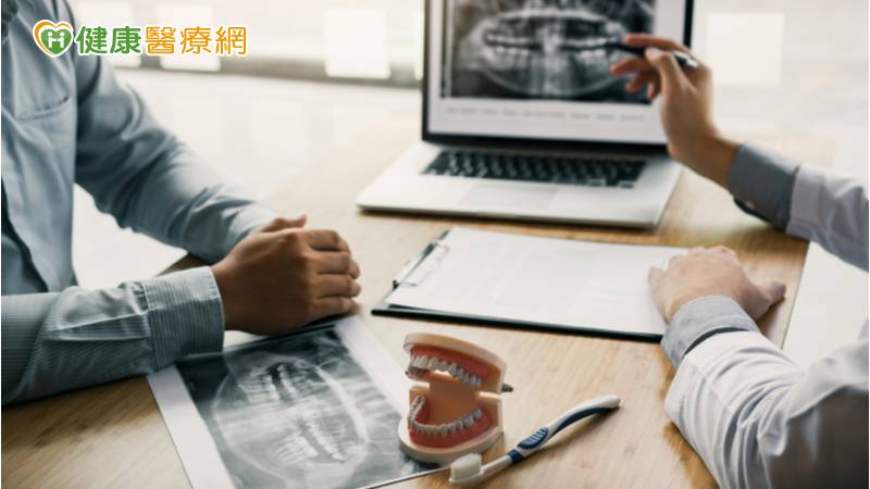 45歲的張先生平時抽菸、喝酒、檳榔樣樣不忌口，兩三個月前在嘴巴發現一個傷口，本以為無礙，卻兩三個月後遲遲不見好，擔心是癌症的徵兆，於是到醫院看診，經檢查發現張先生在右臉頰內旁出現約莫4-5公分的蕈菇狀潰爛傷口並持續往牙齦侵犯，確定診斷為口腔癌。
