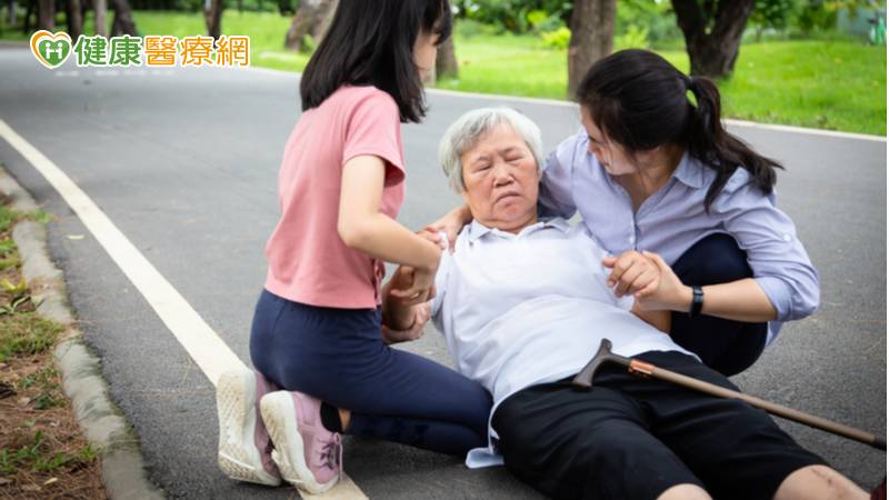 急性缺血性腦中風是指腦血管突然被血栓阻塞，造成腦細胞缺氧，通常會突然半邊肢體無力、說話不清、口歪眼斜或意識不清，若無法在黃金時間窗內獲得有效的治療，病人通常會喪失自我照顧能力，甚至癱瘓或死亡。根據研究顯示，若能在中風發作6-8小時內使用機械取栓器把阻塞的血管打通，則會大幅提升三個月的良好預後比例。