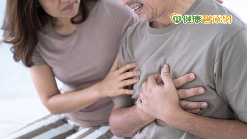 心臟病發作是什麼感覺？　只有突然、劇烈的擠壓胸口痛？　