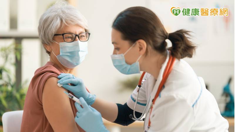 92歲的陳奶奶接種新冠肺炎疫苗後出現高燒、低血壓、接種處腫痛、嘔吐、腹瀉、疲倦等諸多不適症狀長達一週之久，雖然期間持續服用退燒止痛藥，卻遲遲無顯著效果，家人為此擔心不已，便陪同醫院就診，希望輔以中醫治療，緩解接種疫苗副作用。