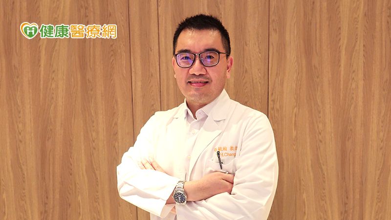 張毓翰醫師說，團隊在手術前就會先排除造成風險的因素，強化患者本身的糖尿病、高血壓等慢性疾病的控制，直到所有風險因素都調整完後才會進行置換手術，給患者最好的手術條件，達到最高的手術成功機率。