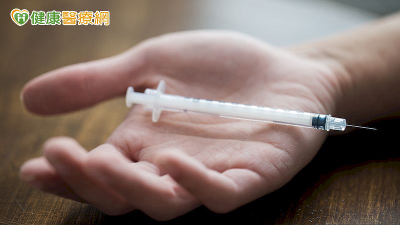 C型肝炎是透過血液傳播感染的疾病，而藥癮靜脈注射者又為感染高風險族群之一