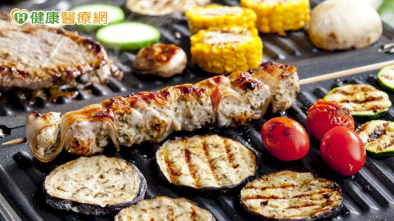 居家烤肉不同於戶外烤肉，有通風、電線過載等問題，加上食材的運用，處理不當容易造成急性腸胃炎。