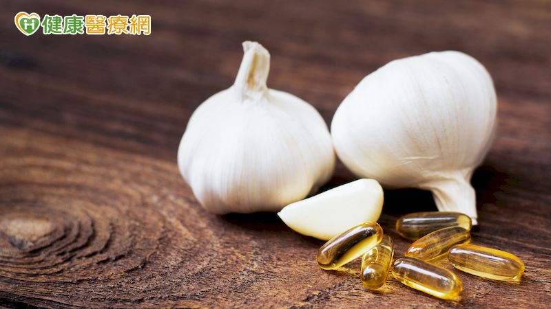 含高濃縮大蒜成分的食品與抗凝血藥品併服時，則可能會增加出血的藥品副作用，建議於服用抗凝血藥品期間避免攝取高濃度大蒜萃取物。