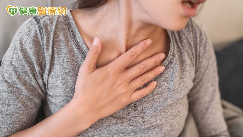 在疫情影響下，若民眾有胸悶、氣喘、心悸、下肢水腫等心臟疾病常見症狀，很可能因疾病初期症狀不嚴重而不願意就醫，若拖至症狀無法忍受才就醫，可能都已經錯過黃金治療期，且處於危險情況。