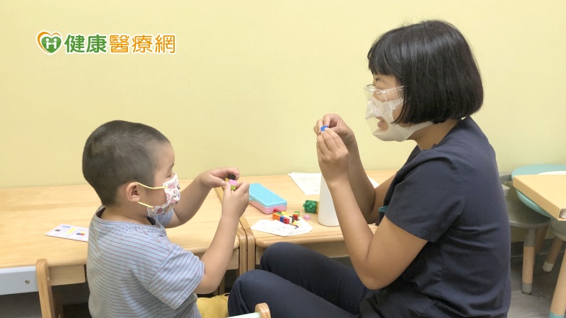 語言治療課程提供一對一的個人化療程，對於無法正確構音的小朋友學習效果佳。