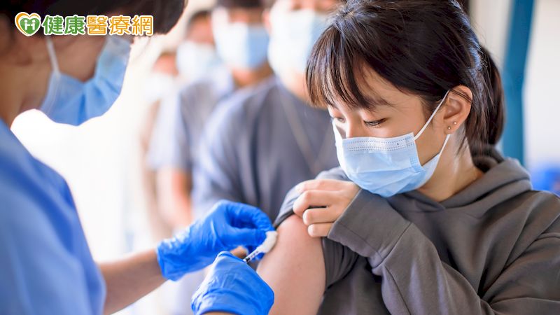 施打疫苗後要多喝水、多休息，兩個星期內不要從事激烈運動。