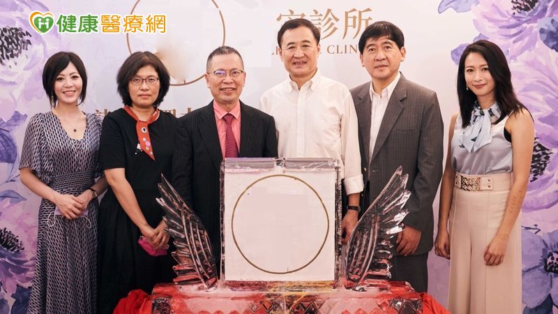 戴于茹副執行長(左三)鄭其嘉理事長(左二)鄭丞傑教授(左一)陳景峻委員(右三)王正邦博士(右二)蕭詠嫻醫師(右一)