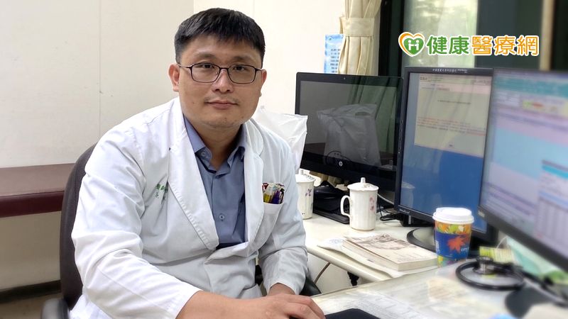 中國醫藥大學附設醫院內科部消化系、肝病中心許偉帆醫師提醒，B肝病患沒有規律用藥可能導致猛暴性肝炎，也提高肝癌發生的機率，因此呼籲B肝病友規律用藥治療。