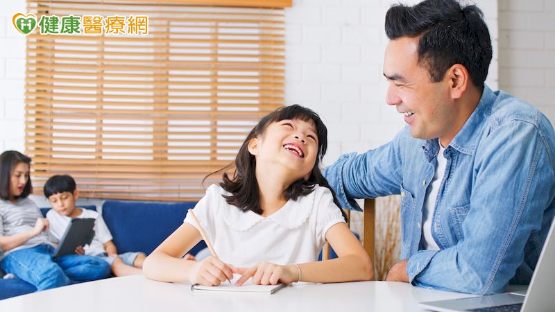 孩子開始上學後，家長可觀察孩子的適應情形，持續給予正面鼓勵，並耐心陪伴，幫助孩子逐漸恢復以往的學習節奏。