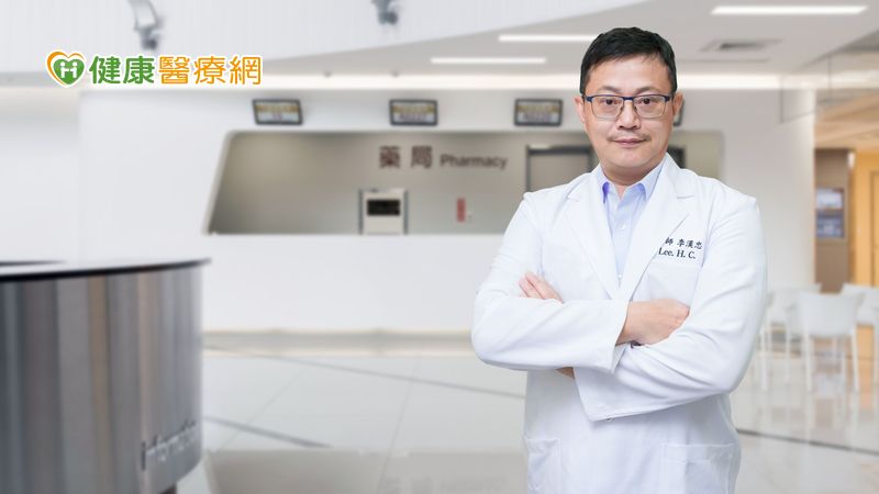 李漢忠副院長指出，骨質疏鬆症的患者會隨著年紀增長，使骨質密度下降，而荷爾蒙分泌變化、長期服用類固醇、免疫抑制劑、抗發炎藥物、飲食偏食、營養不均衡、運動不足等都可能會影響到骨質密度的維持。