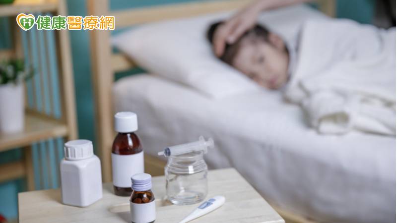 8歲的陳小妹在家發燒和腹痛兩天，且合併全身冒冷汗，媽媽趕緊帶她到急診，正當醫師在問診時，坐在椅子上的陳小妹突然臉色蒼白站立起來，在醫師和媽媽面前倒地不起，當下失去呼吸和心跳。經過插管、壓胸和心臟電擊，心跳卻一直沒有回來，兒科急救團隊馬上照會心臟外科，在10分鐘內完成緊急葉克膜放置，以維持良好的血液循環和氧氣供應。然而，造成如此可怕的病程，就是兒科急診醫師人人聞風色變的「兒童猛爆性心肌炎」。