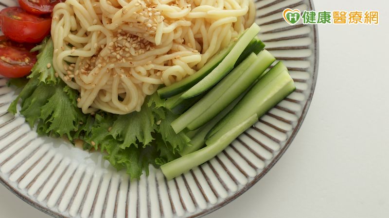 大林慈濟醫院營養治療科特別設計防疫蔬食料理食譜，要讓民眾在防疫期間在家也能吃出免疫力。