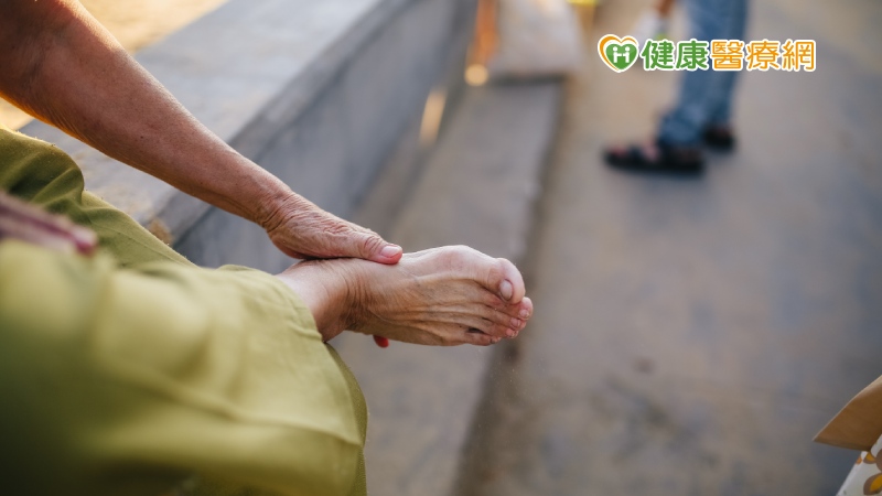 心血管疾病及糖尿病、高血壓、高血脂等病人要留意腿部的血液循環，這是身體重要的健康指標之一，如有感到身體冰冷、痠麻、疼痛，要及早就醫、提早就醫治療。
