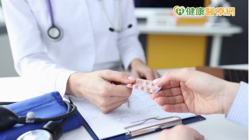 最常聽聞「吃降血壓藥不能吃香蕉、葡萄柚」，這是真的嗎？高血壓病人在飲食及用藥上有哪些注意事項？食藥署邀請社區藥局吳厚澤藥師為民眾進一步說明。