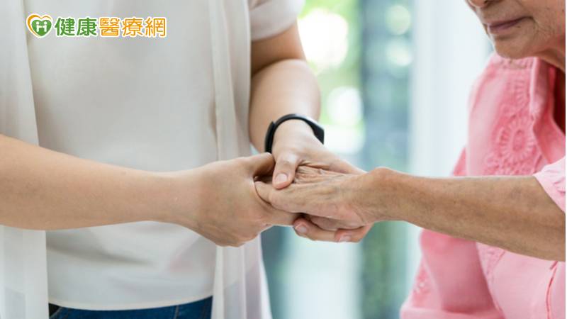 63歲馮女士四年前出現手部關節及頸部不適、容易疲倦等症狀，嚴重時，甚至無法轉門把、開瓶蓋，赴醫檢查確診為類風濕性關節炎，所幸發現得早，透過傳統免疫調節藥物治療，一年後病情得以控制。