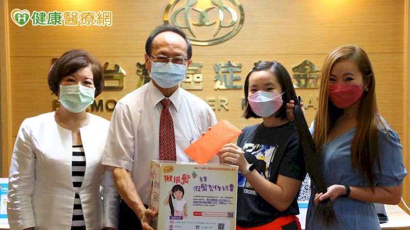 邀請大家響應「一起來．揪捐髮暨募集假髮製作經費計劃」，莞淳(圖右2)捐出60公分長髮同時也捐出壓歲錢支持假髮製作經費。台灣癌症基金會副執行長蔡麗娟(圖左1)、台灣癌症基金會執行長賴基銘教授(圖左2)、莞淳媽媽(圖右1)。