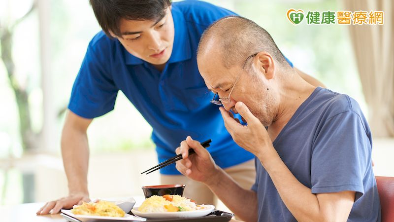 用餐飯菜掉滿桌、常被嗆到？　當心「口腔衰弱徵兆」