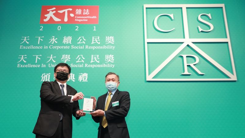 臺灣阿斯特捷利康獲頒《天下永續公民獎》首度參加即受肯定，名列外商企業第六名，並拿下新秀獎，圖為臺灣阿斯特捷利康總裁陳康偉（右）、經濟部次長曾文生。