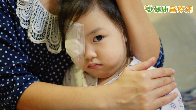 未滿2歲小女嬰原本化療控制眼癌，腫瘤卻在近期急速長大，家長只好從高雄北上彰化，跨縣市求醫忍痛摘除眼球換命。甫從高雄醫藥大學附設醫院轉任彰基醫學中心眼科部主任的張丞賢醫師表示，如果手術夠早，「視網膜母細胞瘤」還完整包在眼球內，患病的小朋友都可以一直追蹤到長大成人。