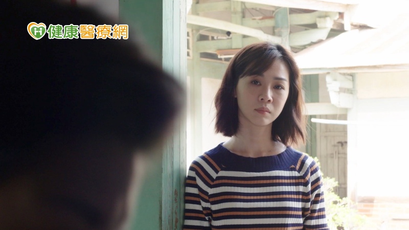 我們從委屈自己當中，學會將「自己的需求」和「愛對方」之間做「平衡」，我們要能覺察自己的不舒服，和親近的人真誠談談內心話。圖片來源：俗女養成記FB粉絲專頁。