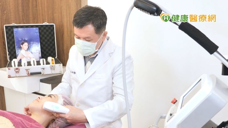 針對經濟狀況還不是很有餘裕的小資女，王醫師表示，可考慮美容療程，透過美容儀器先將臉上進行深度清潔、亮白與保濕，若客人某些部位較顯鬆弛，可針對特定處進行電波或音波拉提，不需要做到全臉亦是經濟實惠的方式。
