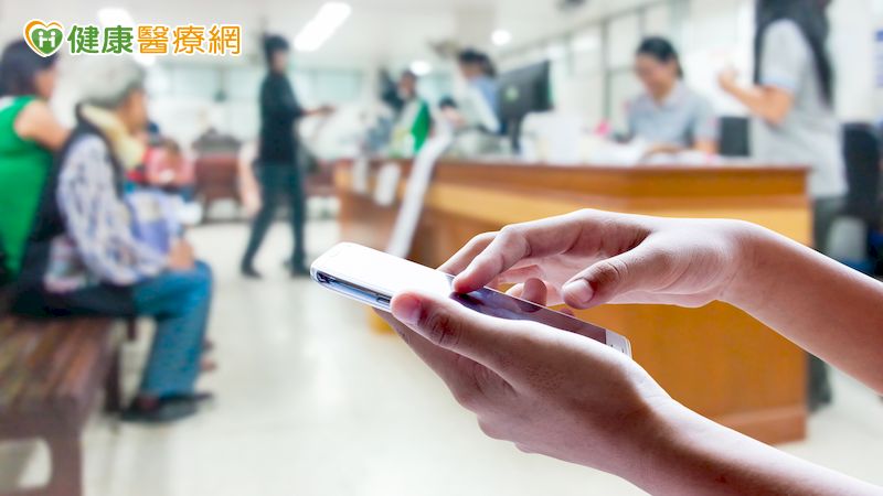 民眾可下載「全民健保行動快易通」和「健康存摺APP」，以「虛擬健保卡QR Code」進行掛號、看診及領藥等就醫流程。