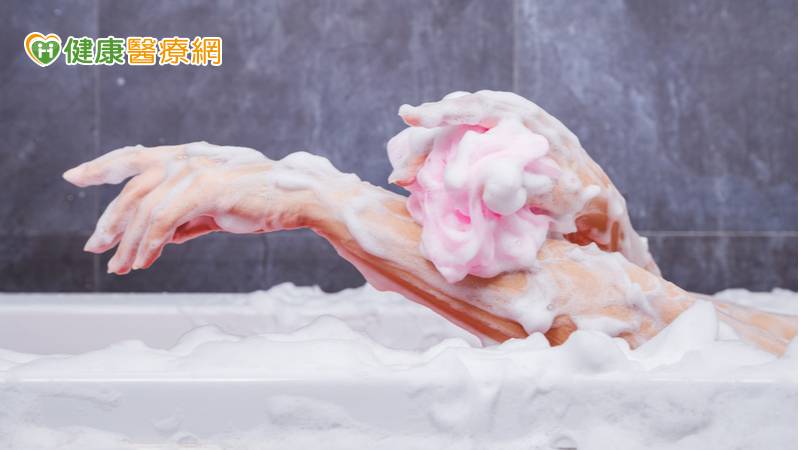 適當清潔臉部與身體，可以保持乾淨，但是，許多人的清潔方式與使用的產品卻不適合自己！網路上甚至流傳許多洗臉與沐浴用化粧品的NG迷思，你也中招了嗎？對此，食品藥物管理署邀請皮膚科胡怡萱醫師教大家正確的皮膚清潔方式，並破解三大NG迷思。