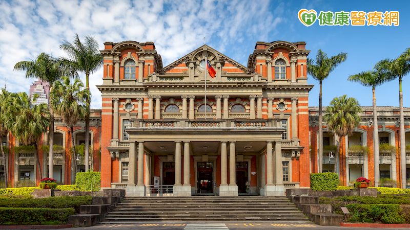 根據生福利部分類，台灣醫療院所目前分為「醫學中心」、「區域醫院」、「地區醫院」及「基層診所」等四級，共計有23家「醫學中心」醫院、3家「準醫學中心」級醫院。
