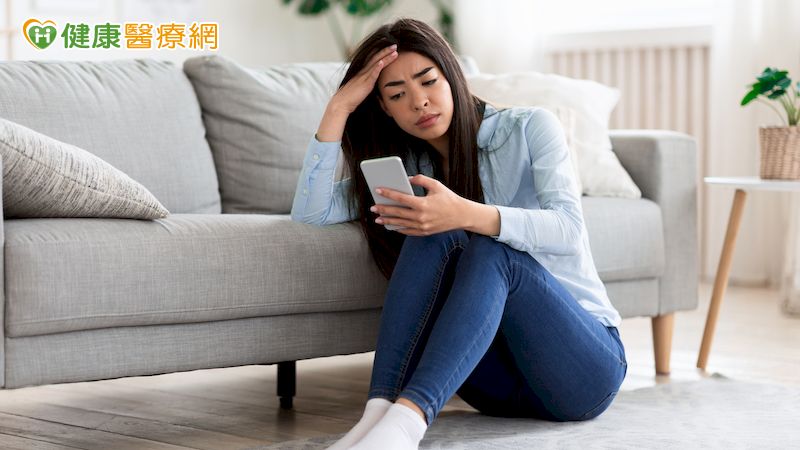 有些國家觀察到居家隔離政策造成民眾感覺生活不由自主，心理壓力與失眠的情況都增加了。