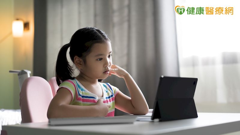根據2021年4月來自《在數位中長大》的研究指出，超過九成的父母認為數位媒體和科技為生活帶來負面影響，83%的人認為他們的孩子因為數位設備而分心。